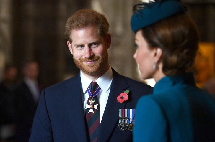 Принц Гарри ущипнул Кейт Миддлтон за ягодицы на балконе Букингемского дворца – ВИДЕО