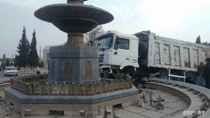 Грузовик «Shacman» протаранил фонтан в Гяндже - ФОТО