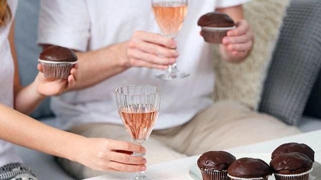 Ученые выявили причину тяги к алкоголю и сладкому