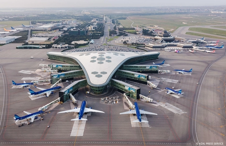 Несмотря на непогоду, Международный аэропорт Гейдар Алиев работает в штатном режиме