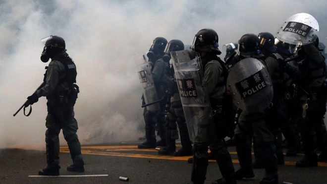 Полиция в Гонконге задержала более 200 участников уличных беспорядков