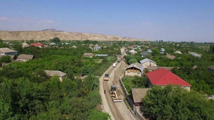 В Азербайджане продолжается строительство и реконструкция сельских дорог