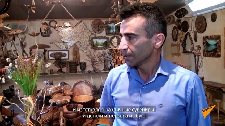Азербайджанец Шахин Рагимов создает шедевры из дерева - ВИДЕО