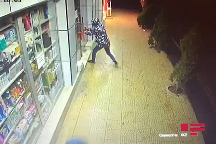 Дерзкое ограбление магазина в центре Баку попало на видео - ФОТО/ВИДЕО