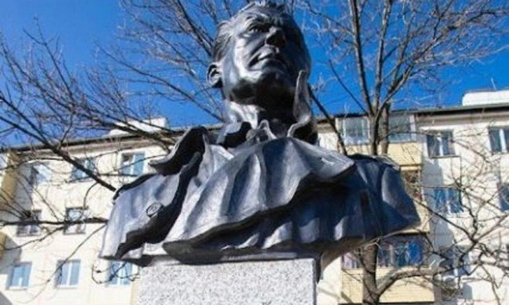Во Владивостоке открыли памятник известному бакинцу