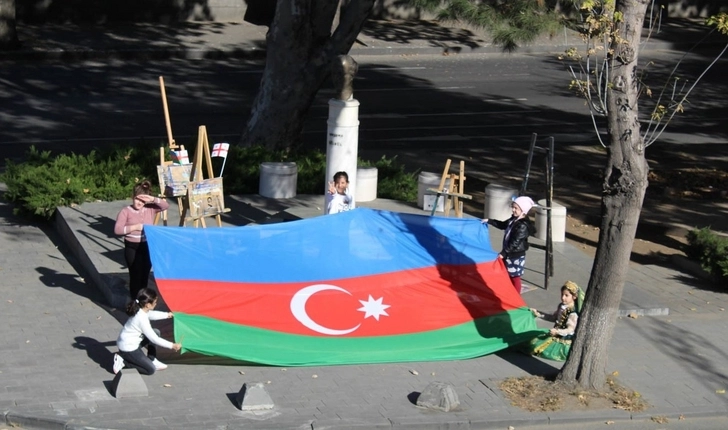 В Тбилиси прошел флешмоб, посвященный флагу Азербайджана - ФОТО
