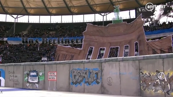Футбольный клуб Германии «возвел» Берлинскую стену на поле - ВИДЕО