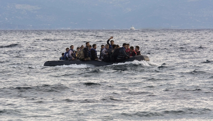 Британские пограничники задержали в проливе Ла-Манш лодку с мигрантами