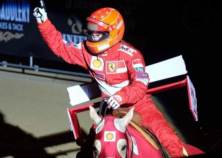 Дочь Михаэля Шумахера устроила свою F1. Вместо гоночного болида — лошадь с логотипами «Ferrari» - ВИДЕО