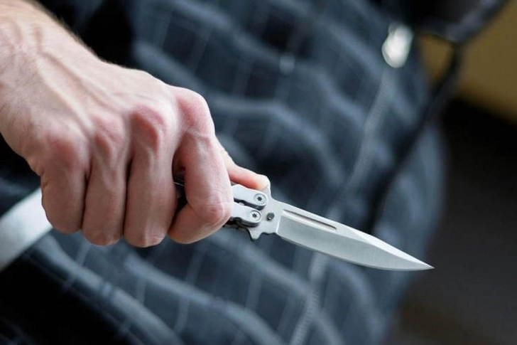 В центре Азербайджана отец ударил ножом сына