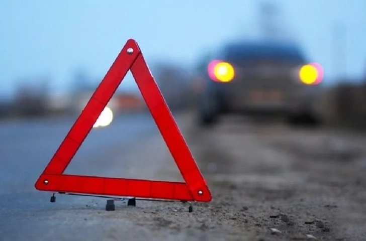 В Азербайджане пассажирка легковушки скончалась после столкновения с трактором