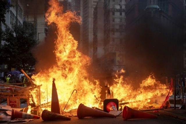 В Гонконге во время протестов подожгли мужчину - ВИДЕО