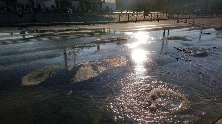В Баку в результате аварии на водопроводе затопило улицы