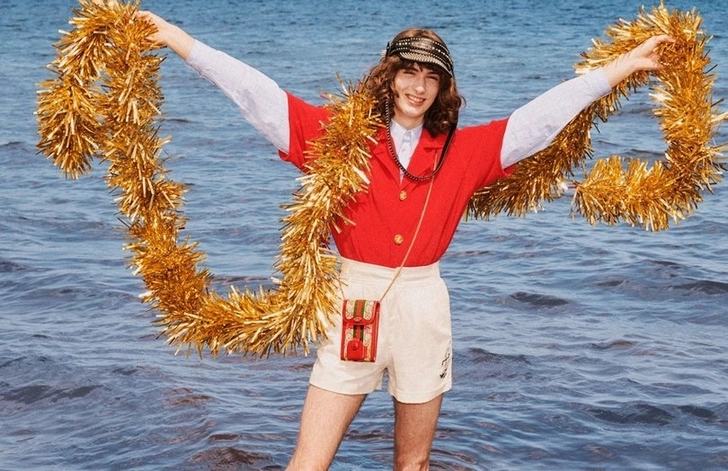 Санта в шортах и снеговик из песка: Gucci сняли рождественскую кампанию на пляже - ФОТО