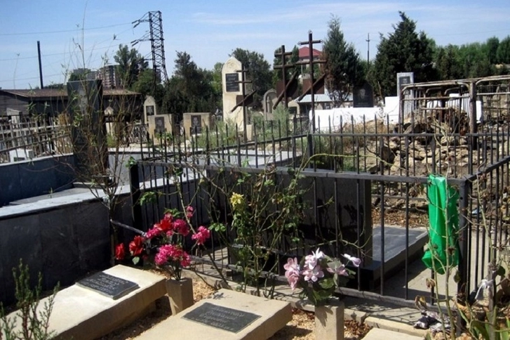 В Шамкире обокрали кладбище