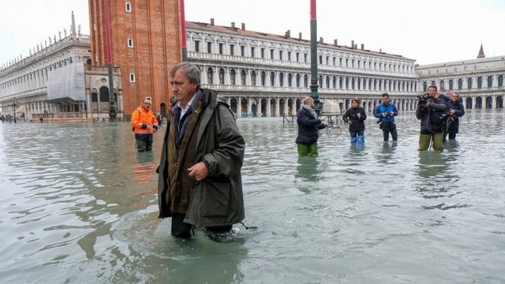 Самое сильное наводнение в Венеции за 50 лет. Мэр города винит изменение климата – ФОТО/ВИДЕО