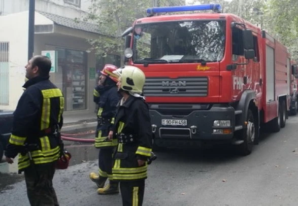 Пожарные спасли ребенка из горящего дома в Баку
