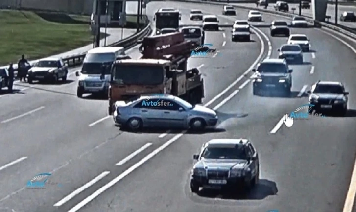 Автокран протаранил легковушку в Баку - ВИДЕО