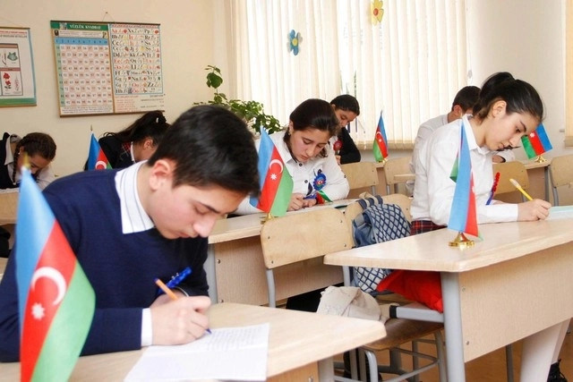 Сегодня в азербайджанских школах начинаются осенние каникулы