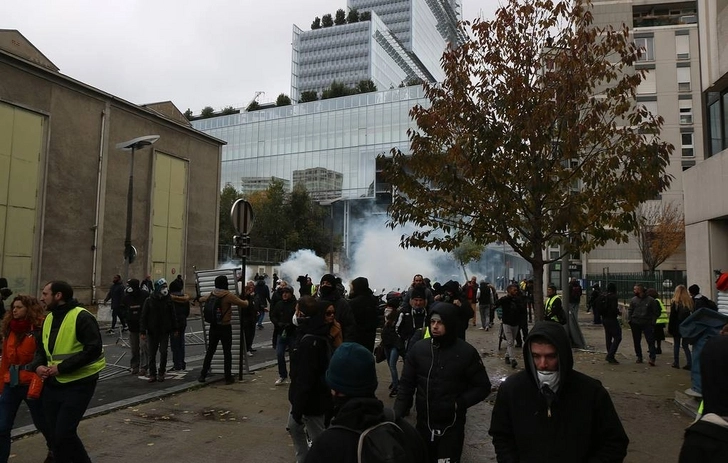 Полиция применила слезоточивый газ и водометы для разгона манифестантов в Париже - ВИДЕО