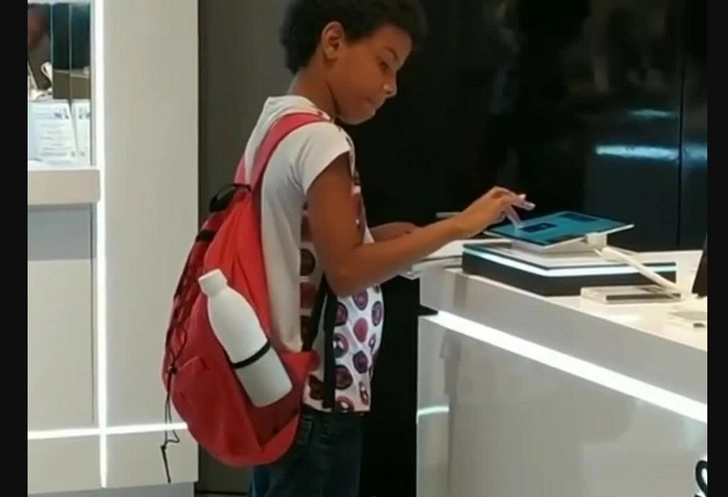 Магазин техники подарил планшеты школьнику, который делал домашнее задание в торговом центре - ВИДЕО