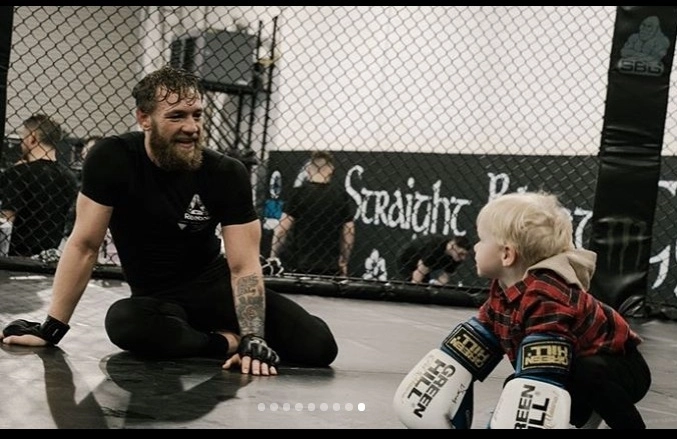 Макрегор вышел на ринг вместе со своим двухлетним сыном - ВИДЕО