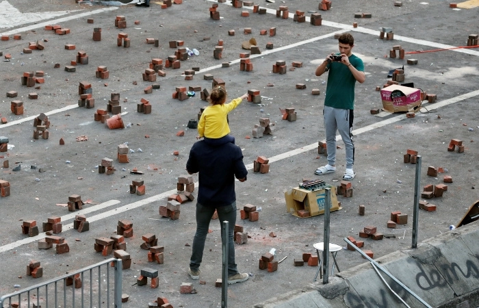Китайские военные подключились к уборке улиц в Гонконге после беспорядков