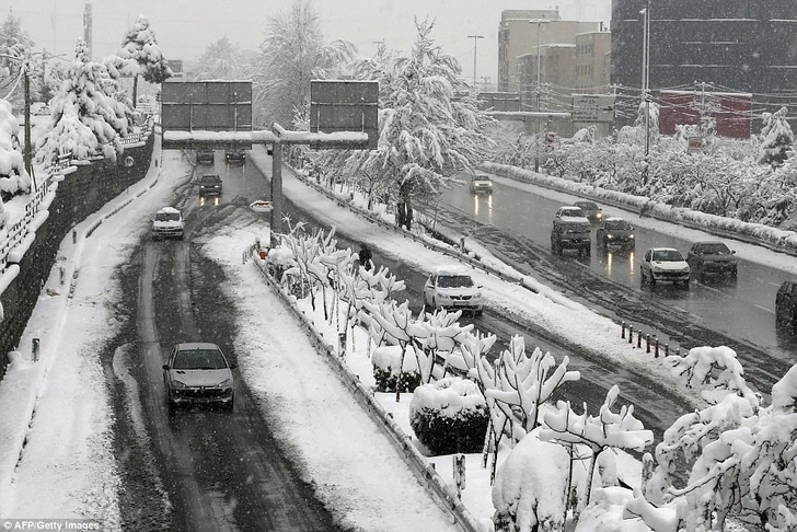 В Тегеране из-за снегопада закрыли школы