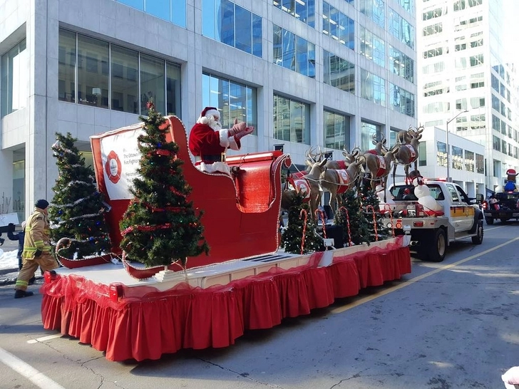 В Канаде прошел парад Санта-Клаусов  –ВИДЕО
