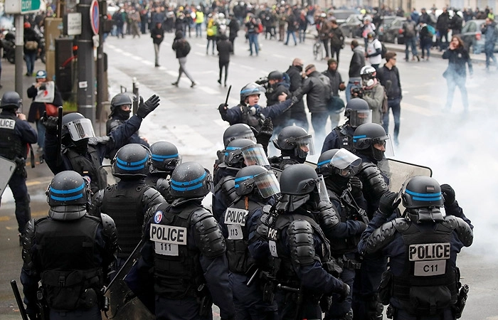 Полиция Франции насчитала 30 тысяч «желтых жилетов» в годовщину начала протестов