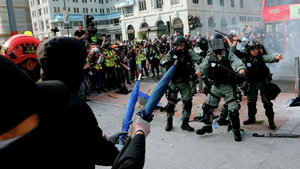 Полиция Гонконга пригрозила стрелять боевыми патронами по протестующим