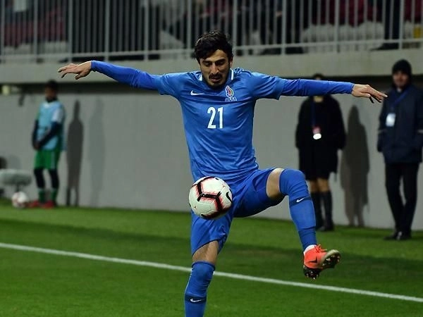 Азербайджанский футболист ищет ребенка-фаната, чтобы сделать ему подарок - ФОТО