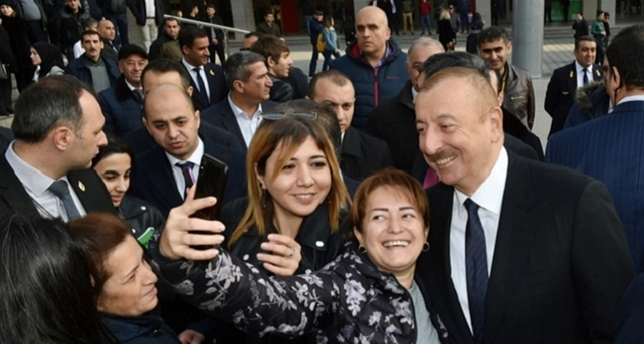 Ильхам Алиев поделился в «Инстаграме» фотографиями с открытия станции и встречи с жителями в Баку - ФОТО