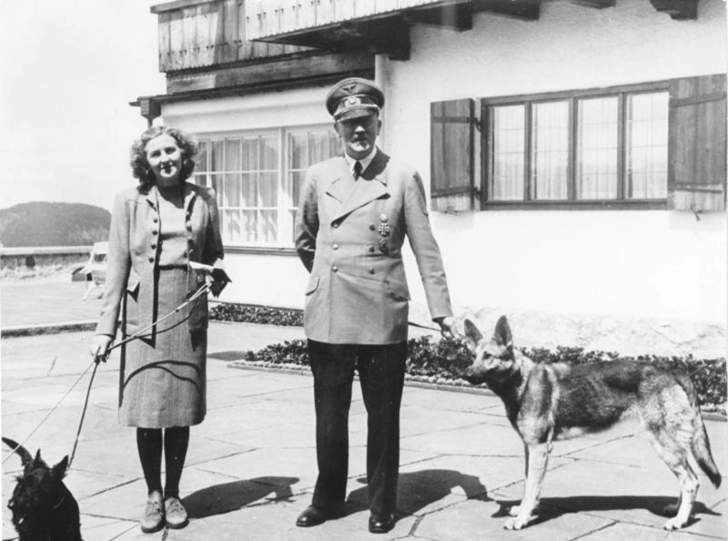 На аукционе в Германии продается шляпа Гитлера и платье Евы Браун