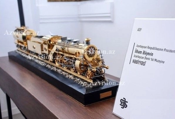 Ильхам Алиев сделал подарок Музею железной дороги - ФОТО