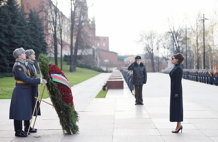 Первый вице-президент Азербайджана посетила в Москве Могилу Неизвестного солдата - ФОТО