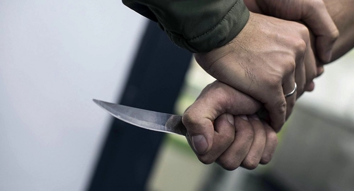 В Баку грабитель ранил ножом сотрудников известного маркета
