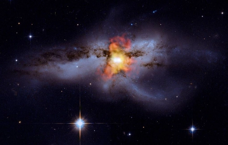 Сразу три сверхмассивных черных дыры впервые нашли в центре одной галактики