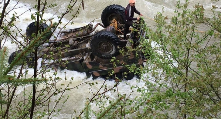 В Гедабеке грузовик упал в реку, погибли 2 человека
