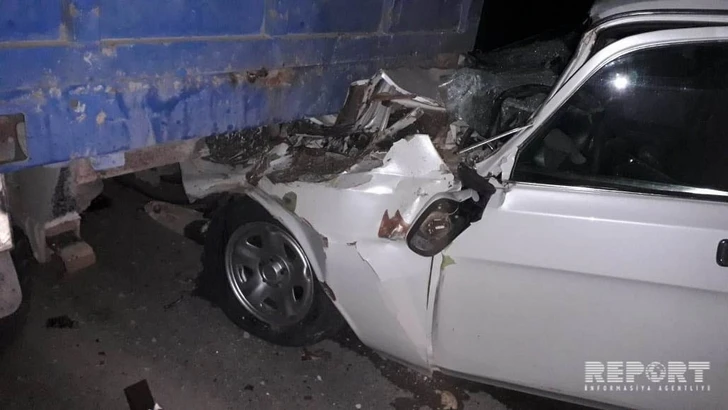 В Кюрдамире легковой автомобиль столкнулся с грузовиком. Два человека погибли
