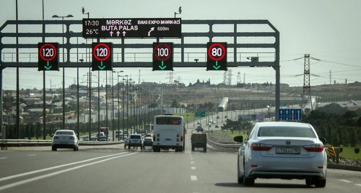 На основных магистралях Баку установлено ограничение скорости