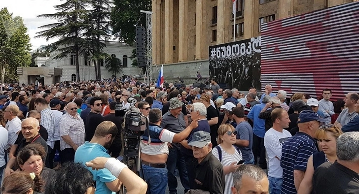 Грузинская оппозиция начала шествие в центре Тбилиси