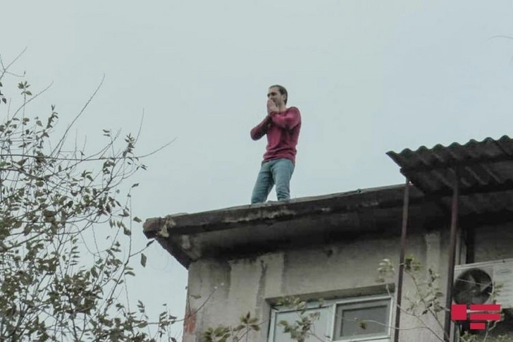 В столице спасли мужчину, пытавшегося броситься с крыши здания