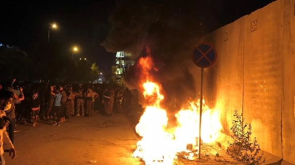 В Ираке демонстранты подожгли иранское консульство