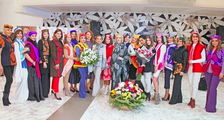 В Баку состоялась презентация коллекции одежды из кялагаи известного дизайнера-модельера - ФОТО