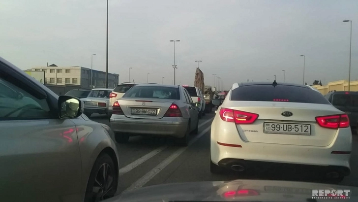 Авария на проспекте Зии Буньядова в Баку привела к пробке