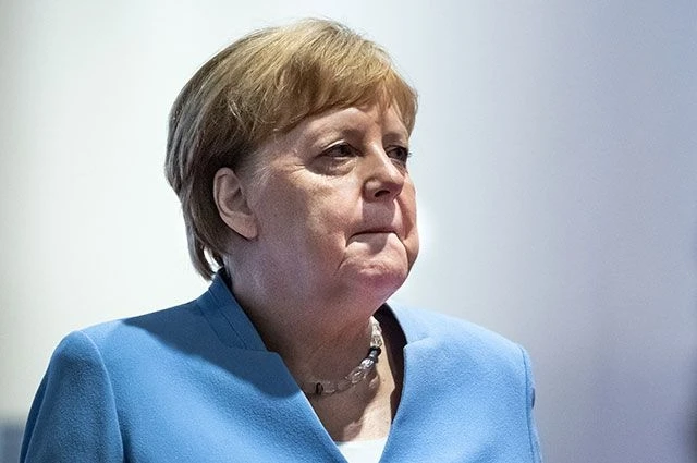 Ангела Меркель упала на сцене – ВИДЕО