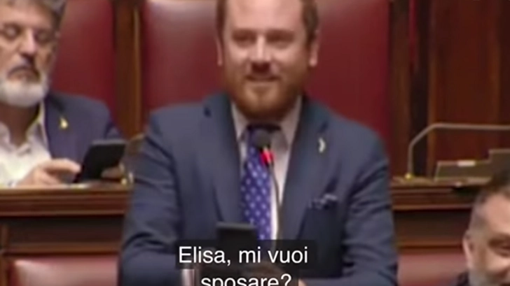 Итальянский депутат позвал подругу замуж с трибуны во время заседания – ВИДЕО