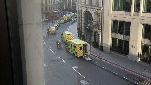 В Лондоне мужчина с ножом ранил несколько человек - ВИДЕО