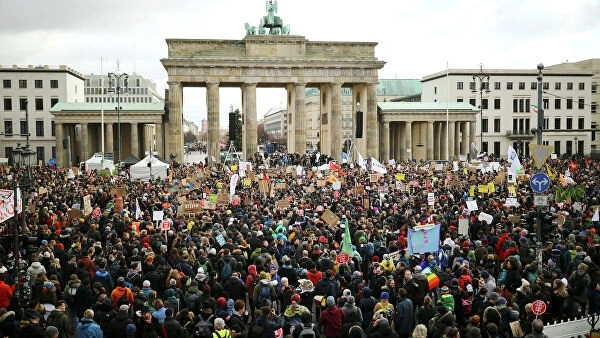 В Берлине около 10 тысяч человек вышли на митинг в защиту климата